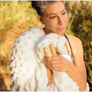 NWT Aviva Stanoff cozy Luxury Throw Blanket